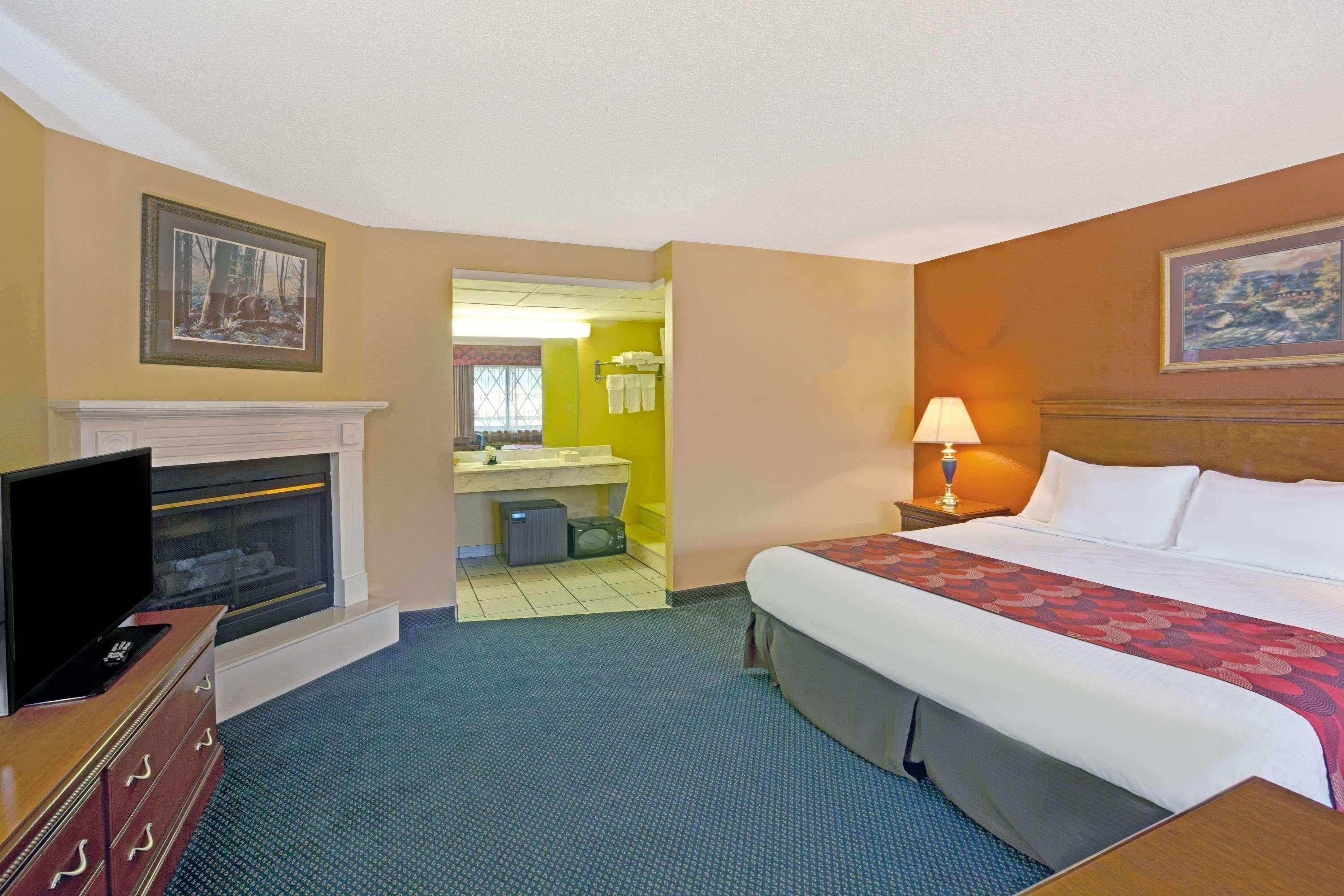 Super 8 By Wyndham Downtown Gatlinburg At Convention Center Hotel Exterior photo