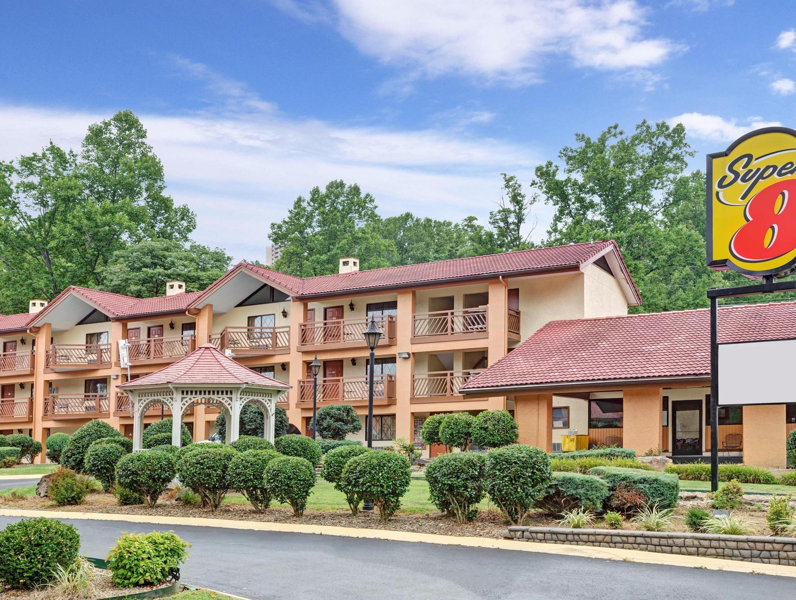 Super 8 By Wyndham Downtown Gatlinburg At Convention Center Hotel Exterior photo