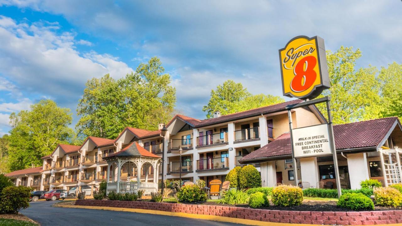 Super 8 By Wyndham Downtown Gatlinburg At Convention Center Hotel Exterior photo