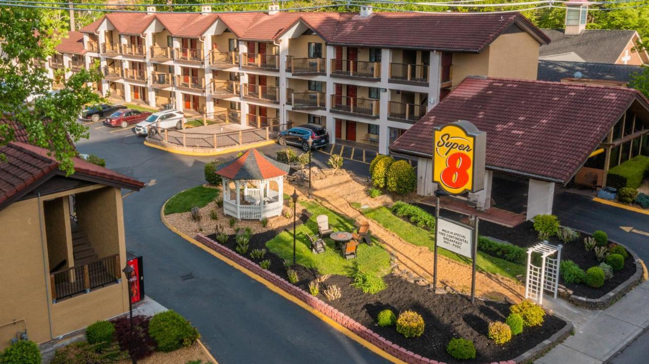 Super 8 By Wyndham Downtown Gatlinburg At Convention Center Hotel Exterior photo
