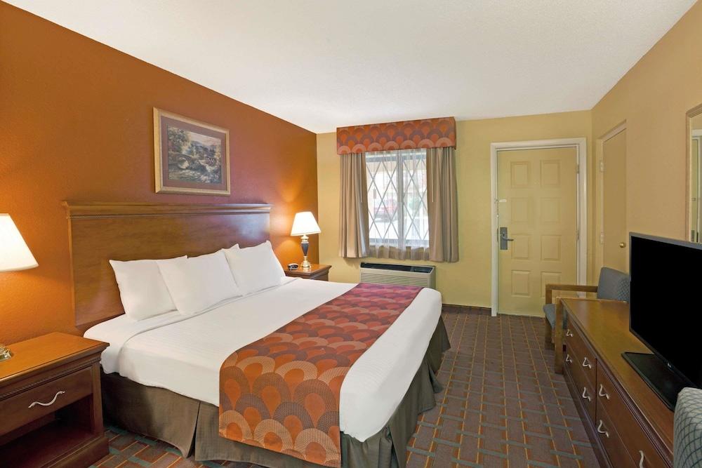 Super 8 By Wyndham Downtown Gatlinburg At Convention Center Hotel Exterior photo