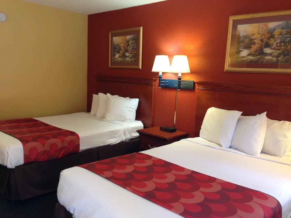 Super 8 By Wyndham Downtown Gatlinburg At Convention Center Hotel Exterior photo