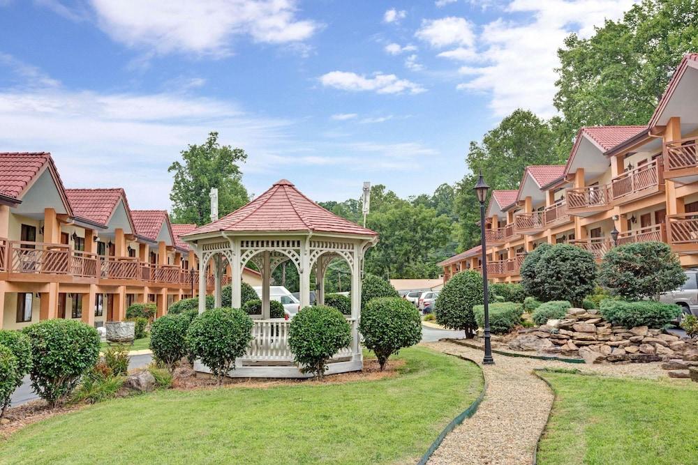 Super 8 By Wyndham Downtown Gatlinburg At Convention Center Hotel Exterior photo