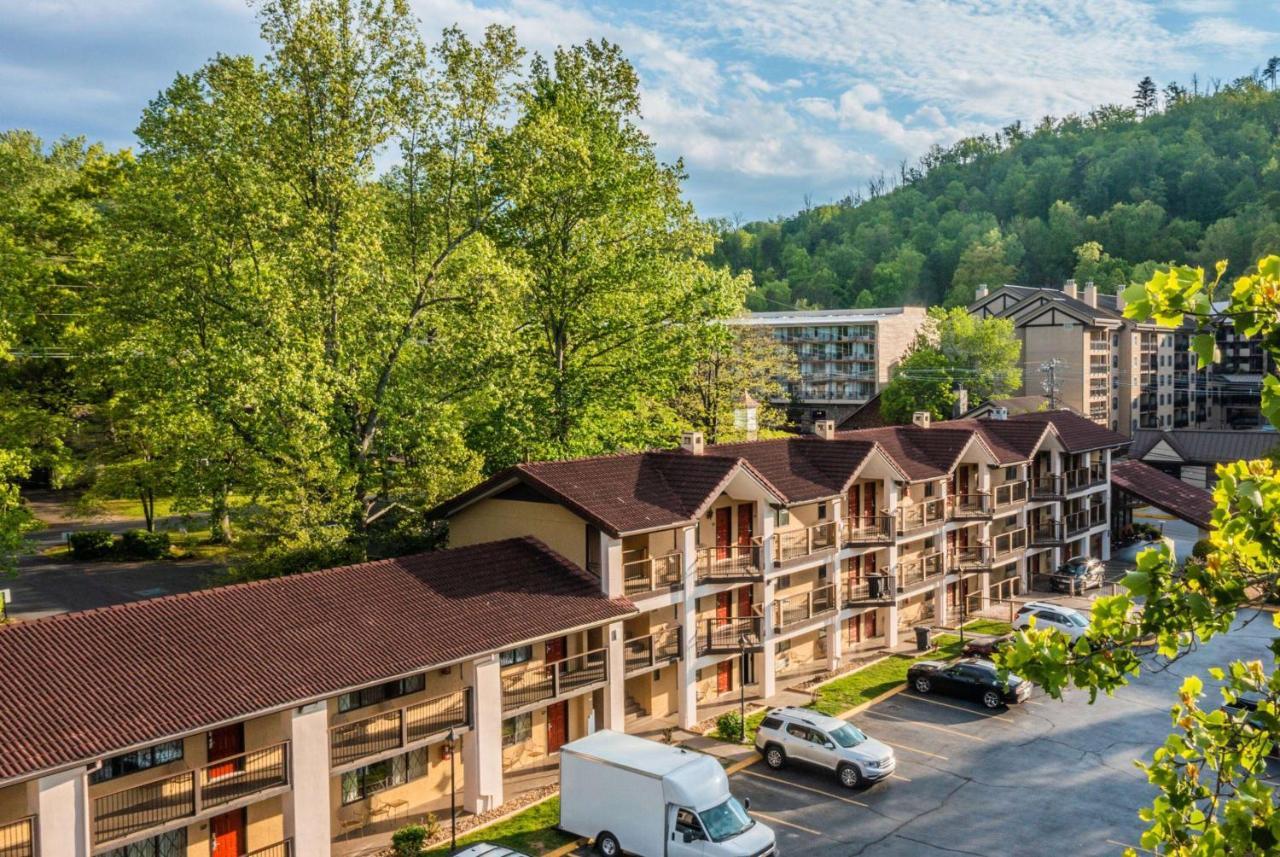 Super 8 By Wyndham Downtown Gatlinburg At Convention Center Hotel Exterior photo