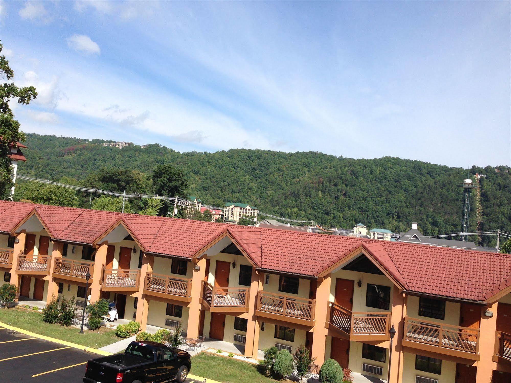 Super 8 By Wyndham Downtown Gatlinburg At Convention Center Hotel Exterior photo