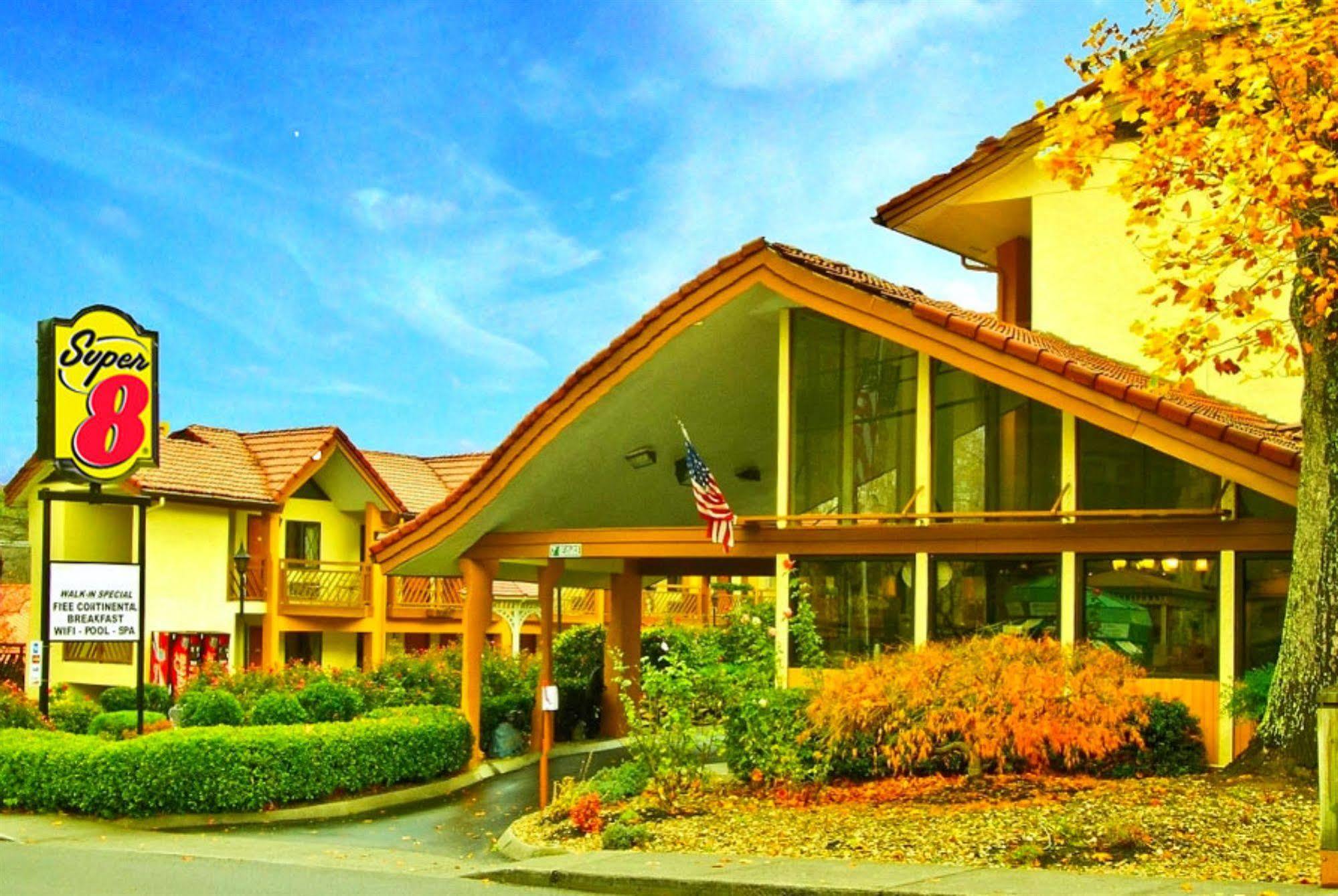 Super 8 By Wyndham Downtown Gatlinburg At Convention Center Hotel Exterior photo