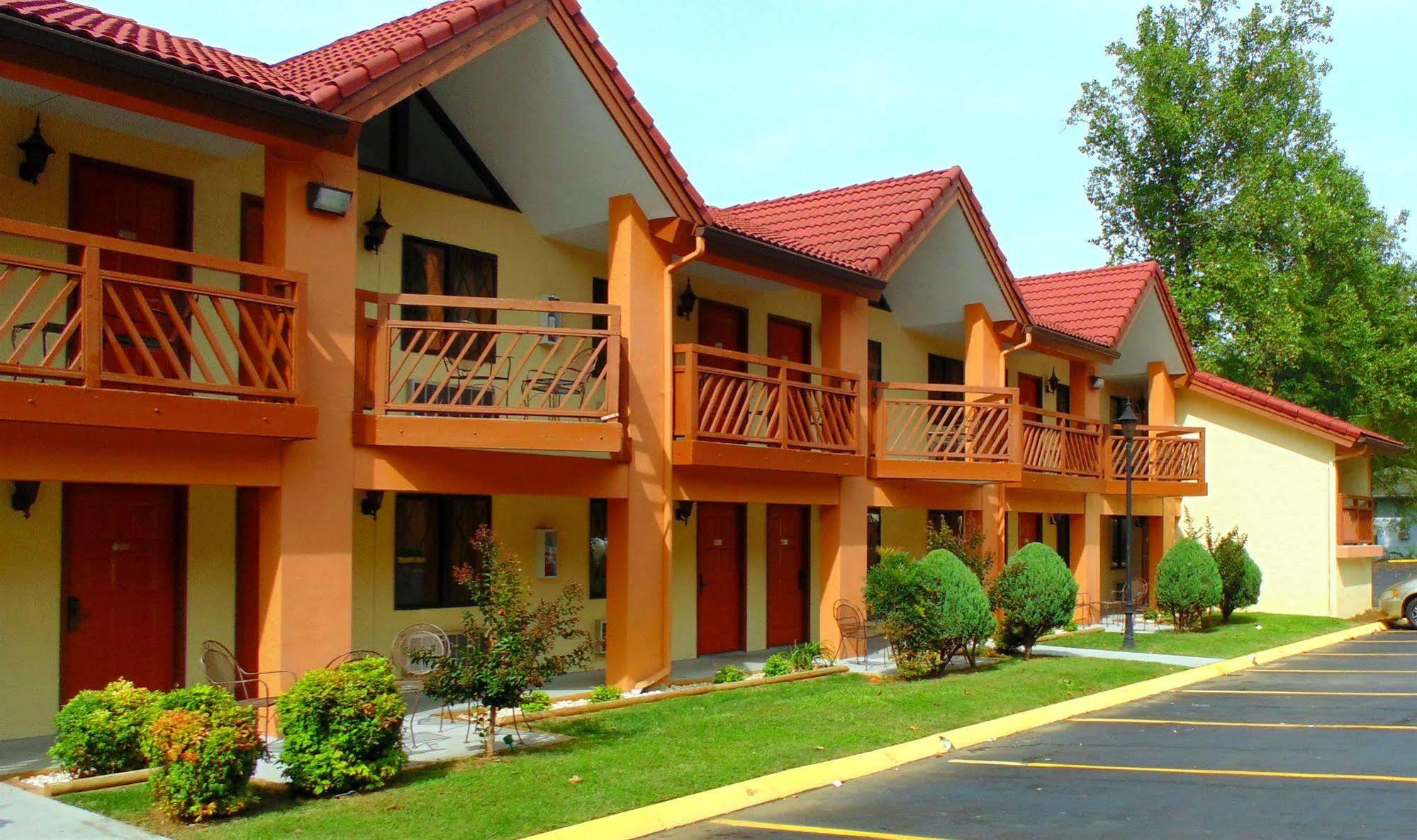 Super 8 By Wyndham Downtown Gatlinburg At Convention Center Hotel Exterior photo
