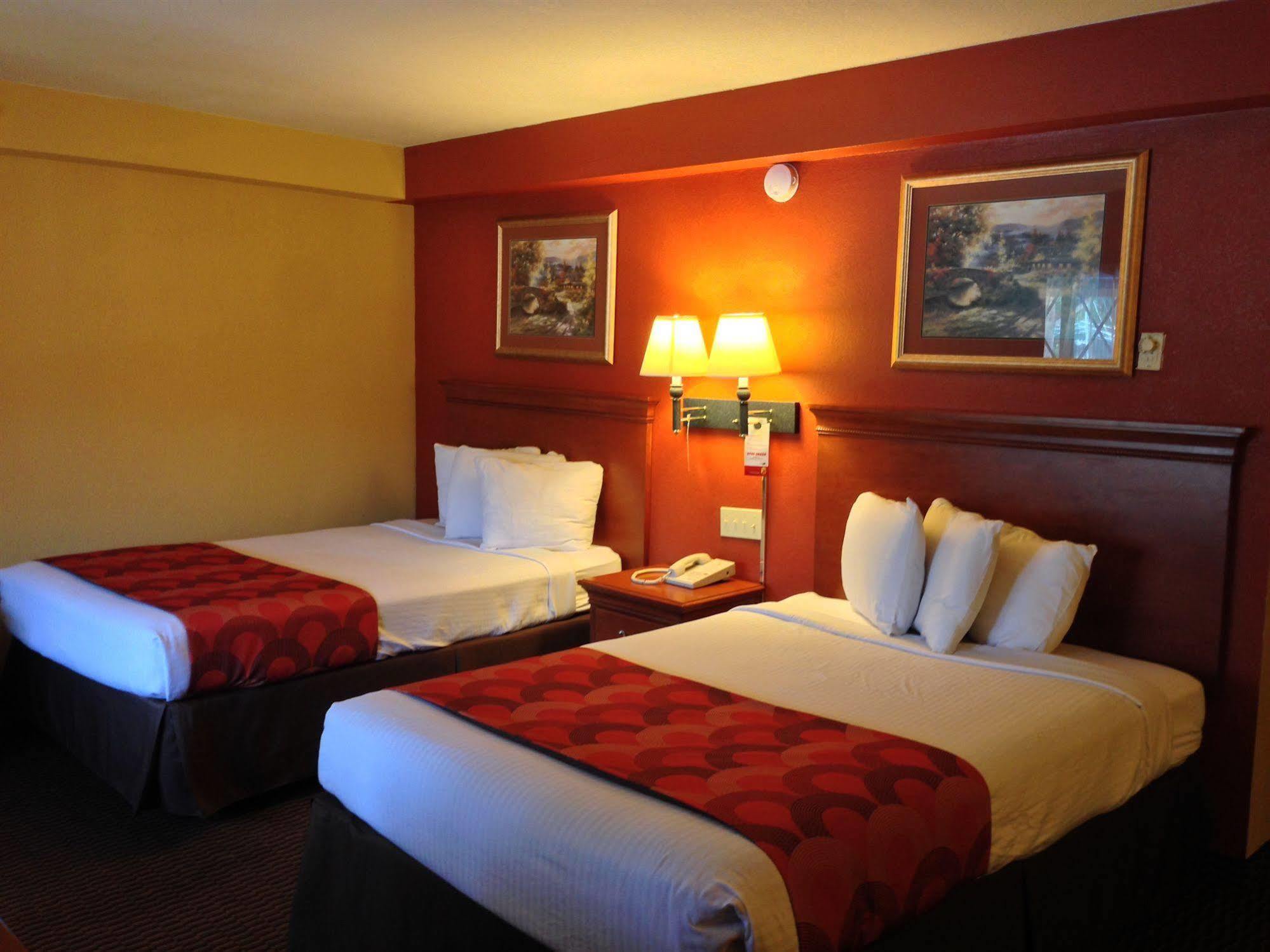 Super 8 By Wyndham Downtown Gatlinburg At Convention Center Hotel Exterior photo